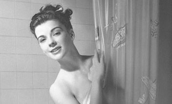 Photo vintage d'une femme derrière son rideau de douche