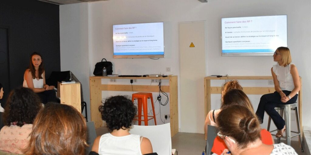 Claudie et Audrey donnent une conférence sur les relations presse