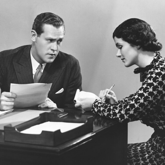 Homme et femme des années 50 autour d'un bureau